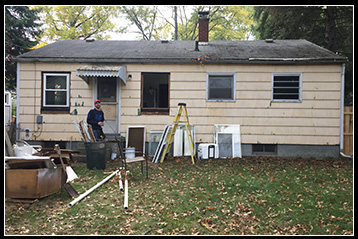 this home is in need of new vinyl siding done by toledo home improvement contractor