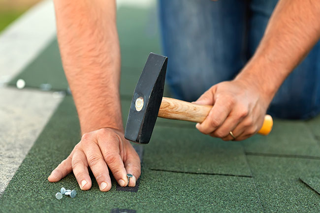 worker-hands-shingles